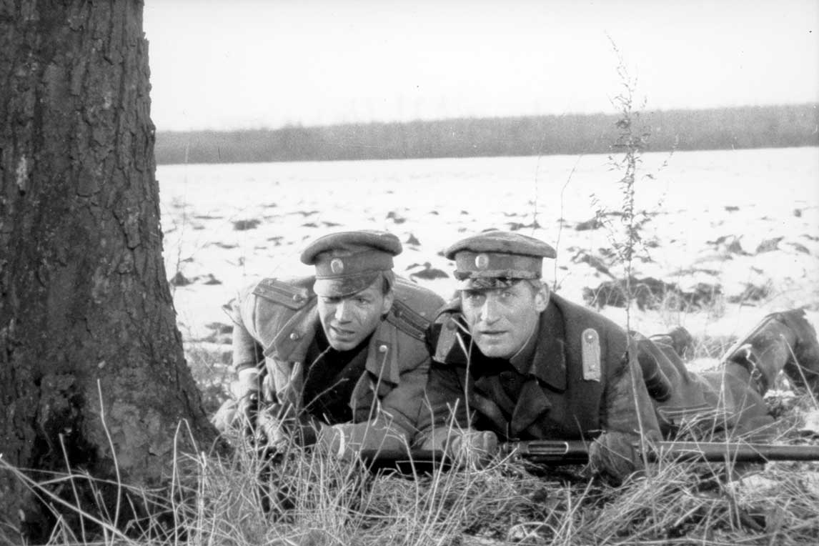 deux soldat de la première guerre, à plat ventre cachés derrière un arbre