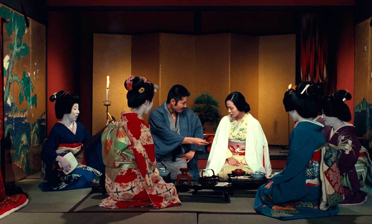 scène de thé à la japonnaise avec un couple et quatre femmes