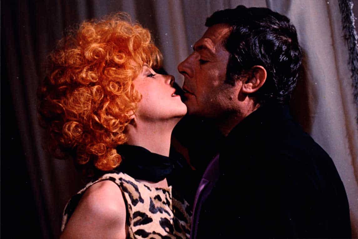 Marcello Mastroianni et Andréa Féréol sur le point de s'embrasser