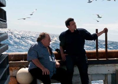 Gérard Depardieu et Sadek sur un bateau de pêche