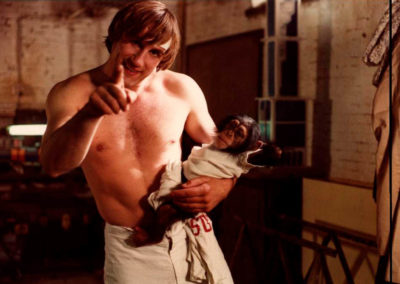 Depardieu qui nous montre du doigt avec un singe dans les bras