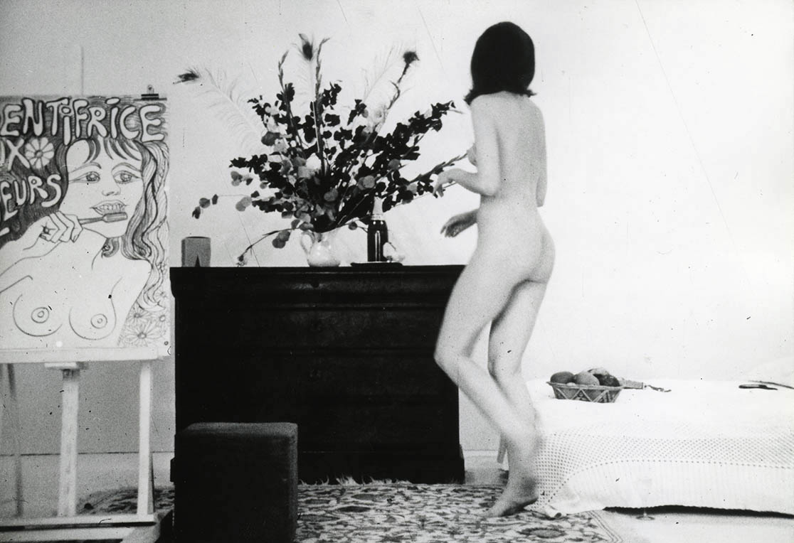 Femme nue de trois quart dos qui regarde un tableau