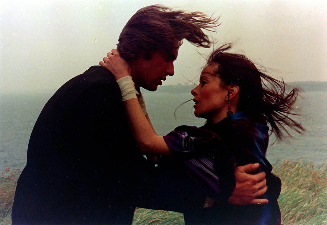 une femme et un homme qui se tienne et se regarde profondement, les cheveux dans le vent