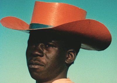 Homme avec un chapeau de cowboy orange