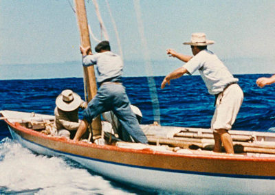 Trois hommes sur un bateau
